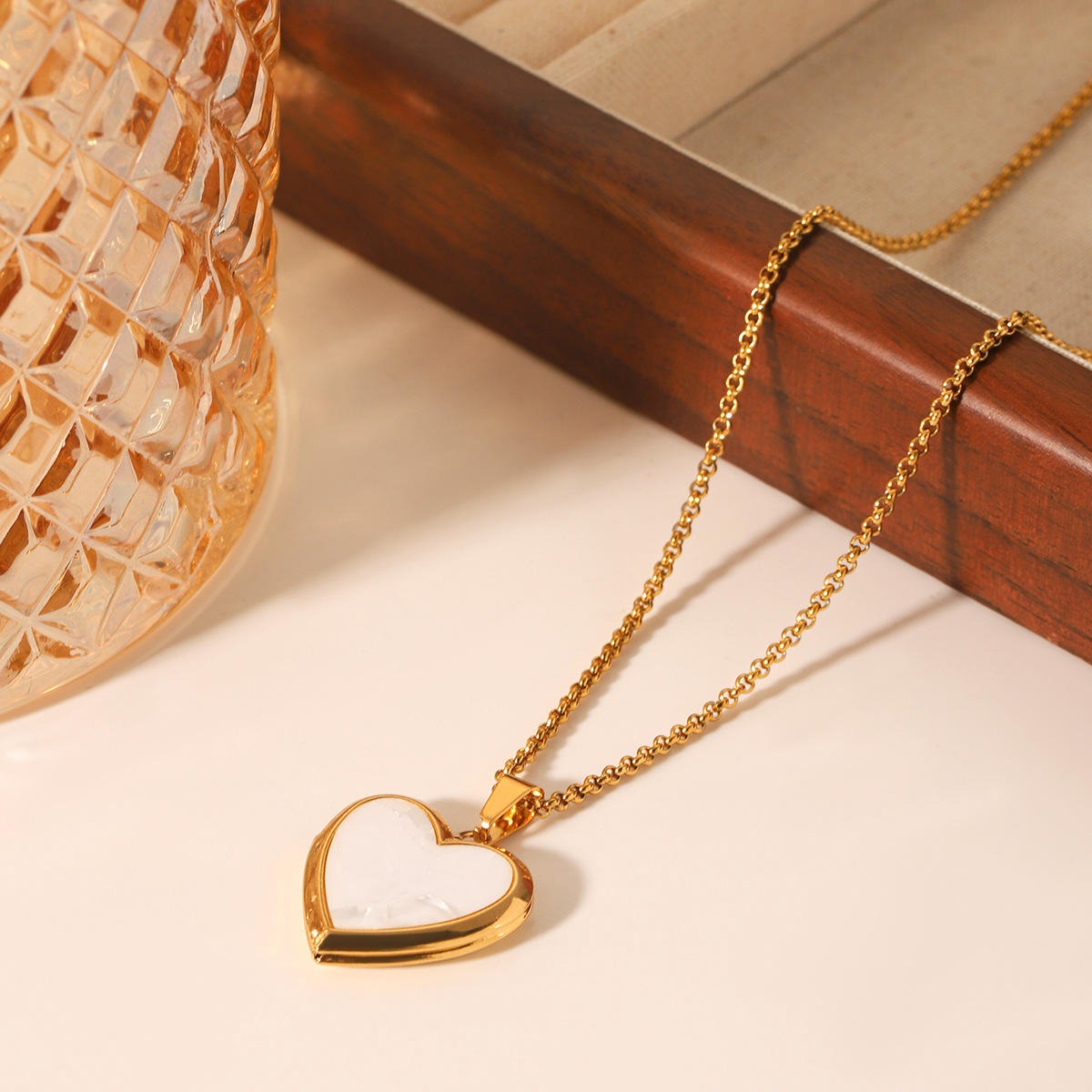 304 Stainless Steel Copper 18K Gold Plated K Gold Plated Heart Shape Acrylic Pendant Necklace